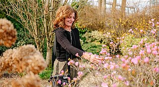 Nancy Baten genießt mit ihrem mobilen Sauerstoffgerät einen Ausflug in den Garten.
