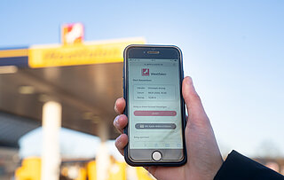 Den digitalen Kassenbon können Kunden und Kundinnen über das Scannen eines QR-Codes an der Tankstellenkasse einfach auf ihrem Smartphone aufrufen.