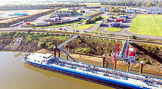 Das Bio-Propan wird am Caratgas Hafentanklager der Westfalen Gruppe in Krefeld unter anderem per Schiff über den Rhein angeliefert.