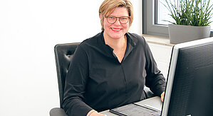 Dr. Susanne Dilsen, seit 1. Juni 2023 Head of Production & Engineering bei Westfalen, an ihrem Schreibtisch.