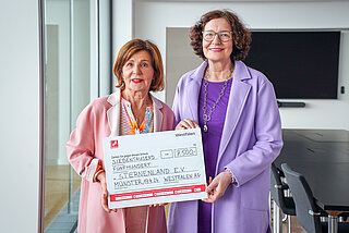 Renate Fritsch-Albert (links) überreichte einen Scheck in Höhe von 7 500 Euro an Renate Eckart von Sternenland e.V.