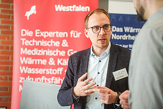 Corvin Hermann sprach mit Interessierten vor allem über zukunftsfähige Wärme-Lösungen der Westfalen-Gruppe.