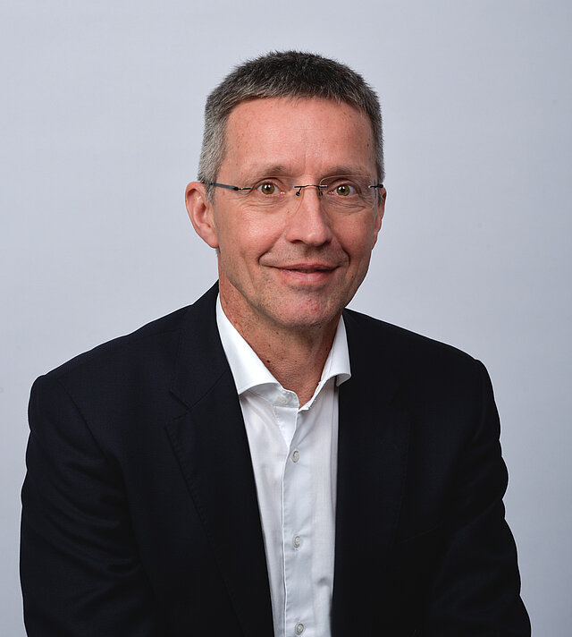 Prof. Dr. Bert Oschatz ist Co-Geschäftsführer des Instituts für Technische Gebäudeausrüstung Dresden (ITG). Er beschäftigt sich mit Fragen der Energieeffizienz, des Klimaschutzes und der Wirtschaftlichkeit im Gebäudebereich, unter anderem als Gutachter für verschiedene Bundesministerien.