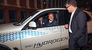 Nach dem Symposium hatten Interessierte die Möglichkeit, sich über Wasserstoff bei BMW zu informieren und den iX5 Hydrogen mit Brennstoffzellenmotor näher kennenzulernen.