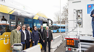 Foto 2: Nicolas Dohn (links), Head of Hydrogen bei Westfalen, mit Vertretern des RVK, der Brühler Stadtwerke und dem Brühler Bürgermeister Dieter Freytag (rechts).