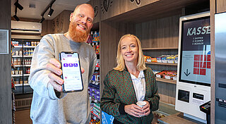Foto 2: Marc Weßling (l.) und Sandra Schütte freuen sich über die Zusammenarbeit zwischen fillibri und Westfalen beim Alvore Smart Shop.