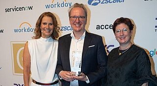 Die Preisverleihung in München wurde von Fernsehmoderatorin Katrin Müller-Hohenstein (links) moderiert. (Foto: Tobias Tschepe)