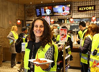 Die Currywurst, Lieblingsessen vieler Deutscher und Dauerbrenner im ALVORE Shop, kam auch bei der brasilianischen Delegation sehr gut an. (Foto: Carsten Horst, HYSET AG)