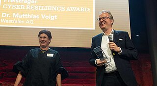Dr. Matthias Voigt nahm die Auszeichnung für die Westfalen Gruppe gemeinsam mit Vorstandsmitglied Dr. Meike Schäffler auf der Bühne entgegen. (Foto: Tobias Tschepe)