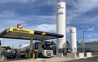 Im Sommer 2022 wurde in Köln die vierte LNG-Tankstelle der Westfalen Gruppe eröffnet, an der noch fossiles LNG angeboten wird; das wird sich in Kürze ändern.