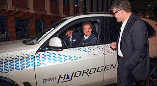 Foto 4: Nach dem Symposium hatten Interessierte die Möglichkeit, sich über Wasserstoff bei BMW zu informieren und den iX5 Hydrogen mit Brennstoffzellenmotor näher kennenzulernen.