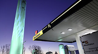 Die Westfalen Gruppe war einer der ersten Unternehmen in Nordrhein-Westfalen, die bereits im Jahr 2016 eine stationäre H2-Tankstelle gebaut haben. Rund 1,5 Millionen Euro wurden in die Station in Münster-Amelsbüren investiert.